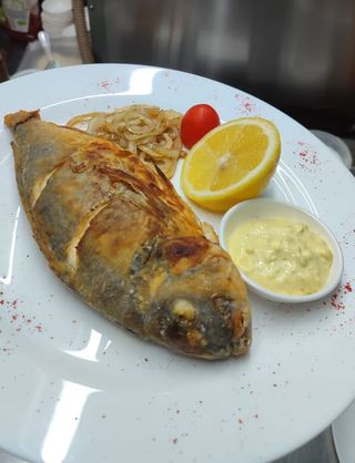 Дорадо жаренная по домашнему на сковороде с луком