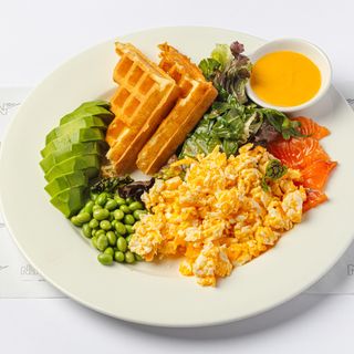 Вафли с семгой и авокадо (300 гр.)