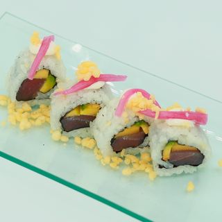 Uramaki de atún nikkei