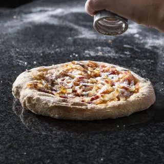 Pizza metà pollo e metà carne macinata