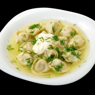 Пельмени с бульоном