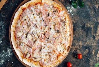 Pizza Prosciutto e Funghi 32