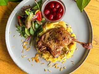 Kaczka z puree ziemniaczanym i smażonymi grzybami (350/50g)