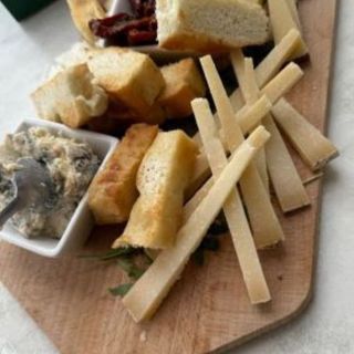 Surtido De Quesos Italianos Con Focaccia