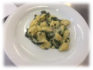 Gnocchi Di Patate E Spinaci Crema Parmigiano E Noce Moscata
