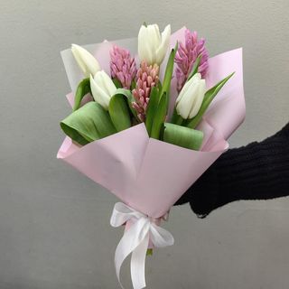 Buchet cu 4 lalele si 3 zambile 