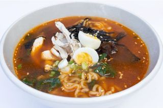 Рамён с курицей и грибами