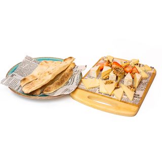 Плато сирена с прясно изпечени гризини