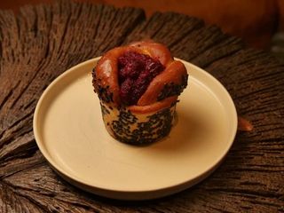 Булочка з маком, сиром і вишнею (100g)