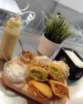 Arepa De Pollo Mechado (1 Ud.)