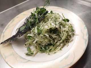 Салат зі свіжою капустою, огірком та зеленню (160г)