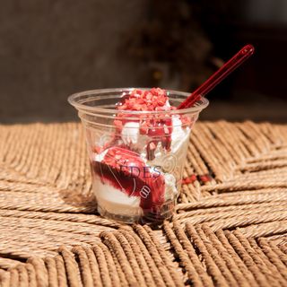 Морозиво (з ягідним соусом)