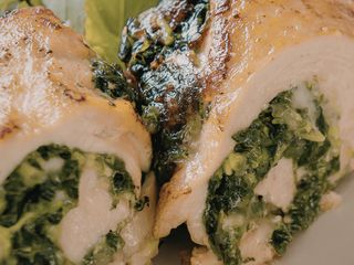 Roladka z kurczaka faszerowana szpinakiem i Mozzarellą w sosie serowym, ziemniaki, surówka