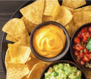 Nachos con pico de gallo, salsa cheddar y guacamole