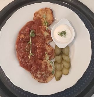 Placki ziemniaczane z gulaszem węgierskim