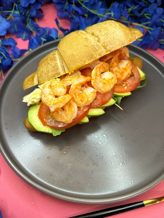 Круасан з креветкою, авокадо та яйцем скрембл 270г