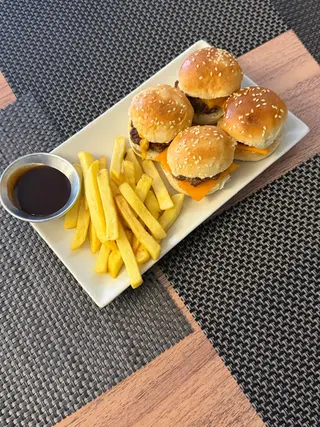 Mini hamburguesas  4 uds. con patatas .