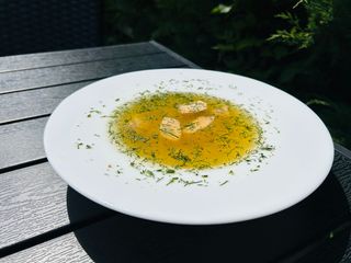 Уха з лососем та білими грінками (300г)