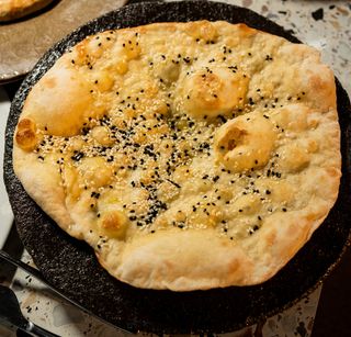 Foccacia de casă cu ulei de măsline și usturoi