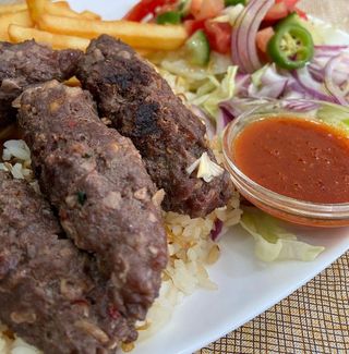 Piatto kofta patatine fritte, salse