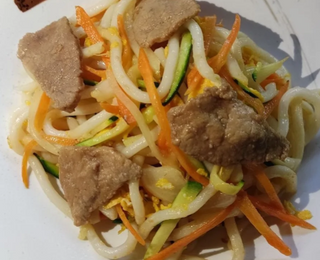 Spaghetti di udon saltato con manzo