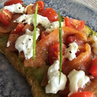 Bruschetta Con Salmón ahumado, aguacate, tomates cherry y stracciatella