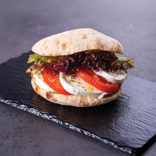 Sandviș Puccia Caprese