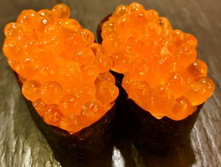 84. Sushi Huevas de Salmón (2 piezas)