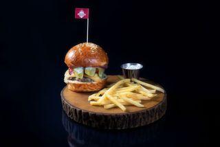 Клаб бургер з котлетою з гарніром