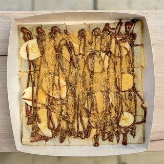 Slatka palačinka sa Nutella kremom, plazmom i bananom