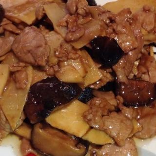 Cerdo con Bambú y Setas Chinas