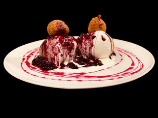 Papanasi cu smantana si dulceata de afine