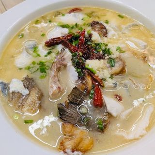 Pesce in brodo con verdure sott'aceto