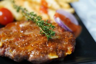 Moravska gurmanska pljeskavica 200g + 150g pomfrit