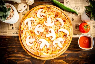 Pizza Prosciutto Funghi mare