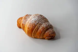 Cornetto del Castello Aragonese crema e amarena