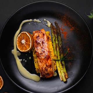 Стек от сьомга с кралски ориз и аспержи (350г)