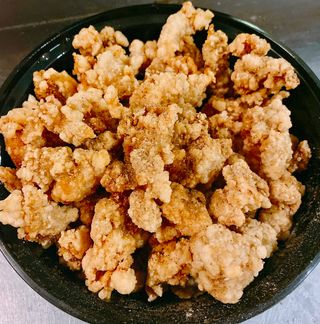 椒盐鸡丁Pollo frito con sal y pimienta 