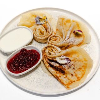 Блины с джемом и сметаной