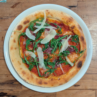 Pizza N6, jamón ibérico, tomate, rúcula y parmesano 