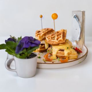 Gofre Huevo Benedict Jamón York