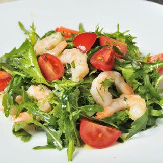 Салат с рукколой и креветками
