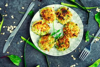 Кюфтета от тиквички, нахут и киноа с гръцки сос (270гр)