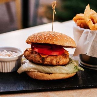 Burger de curcan cu cartofi prăjiți și sosul casei