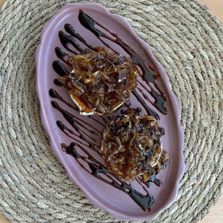 QUESO RULO CON CEBOLLA CARAMELIZADA