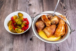 Ceaunul bunicii servit cu mamaliguta si muraturi