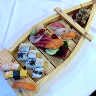 Gran misto di sushi e sashimi