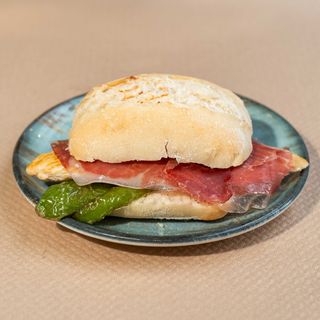 41.Serranito De Pollo