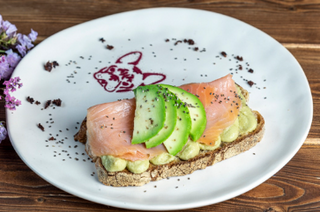 Avocado toast e salmone