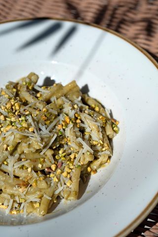 Pasta siciliana  al pesto de limon con grana padano y pistacho